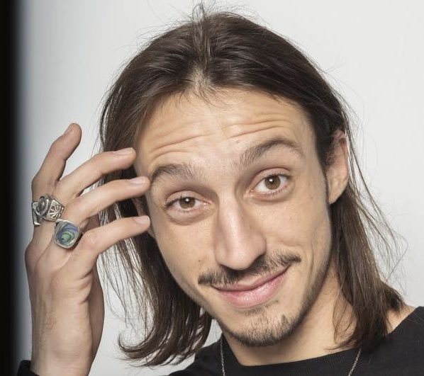 Damso a refusé un feat à Roméo Elvis suite à l’agression !

«Je ne suis pas en adéquation avec ça. Et le problème, c’est que ça entache aussi la musique.

J’vais le dire à toutes les personnes que j’approche : faites les choses bien dans votre vie car sinon ça va me faire chier »