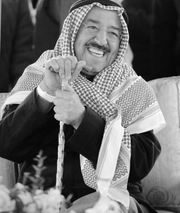 #الشيخ_صباح_في_ذمه_الله
أنعى ابتسامتَه يَديْهِ وِشاحَهُ
جسدًا تداعى للخليجِ جِراحَهُ 
لمن العزاء؟ وكيف نخبرُ طِفلَنا
أنا سندفنُ في الصباحِ: صباحَهُ!