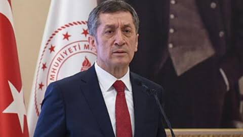 bilgiedinelim's tweet photo. Ziya Selçuk uyardı: 
“Sınıf ortamı mahrem ve özeldir. Bu, canlı dersler için de geçerlidir. Sizlerden ricam, canlı derslerin ekran görüntülerini, kayıtlarını öğrencimizle bağı olmayan insanlarla paylaşmamanız.” https://t.co/qhdrsapUAV