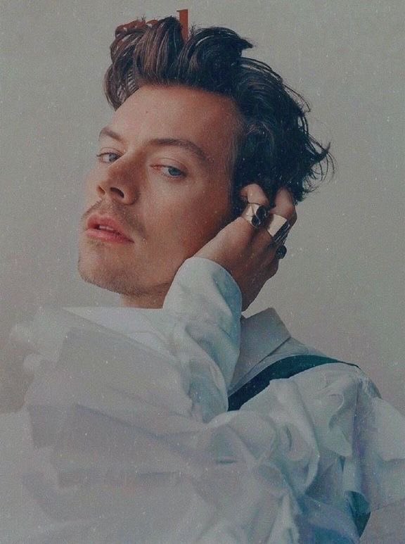 pictures of harry that make me think of the moon (a thread)