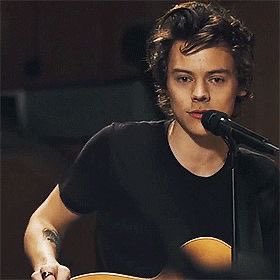 pictures of harry that make me think of the moon (a thread)
