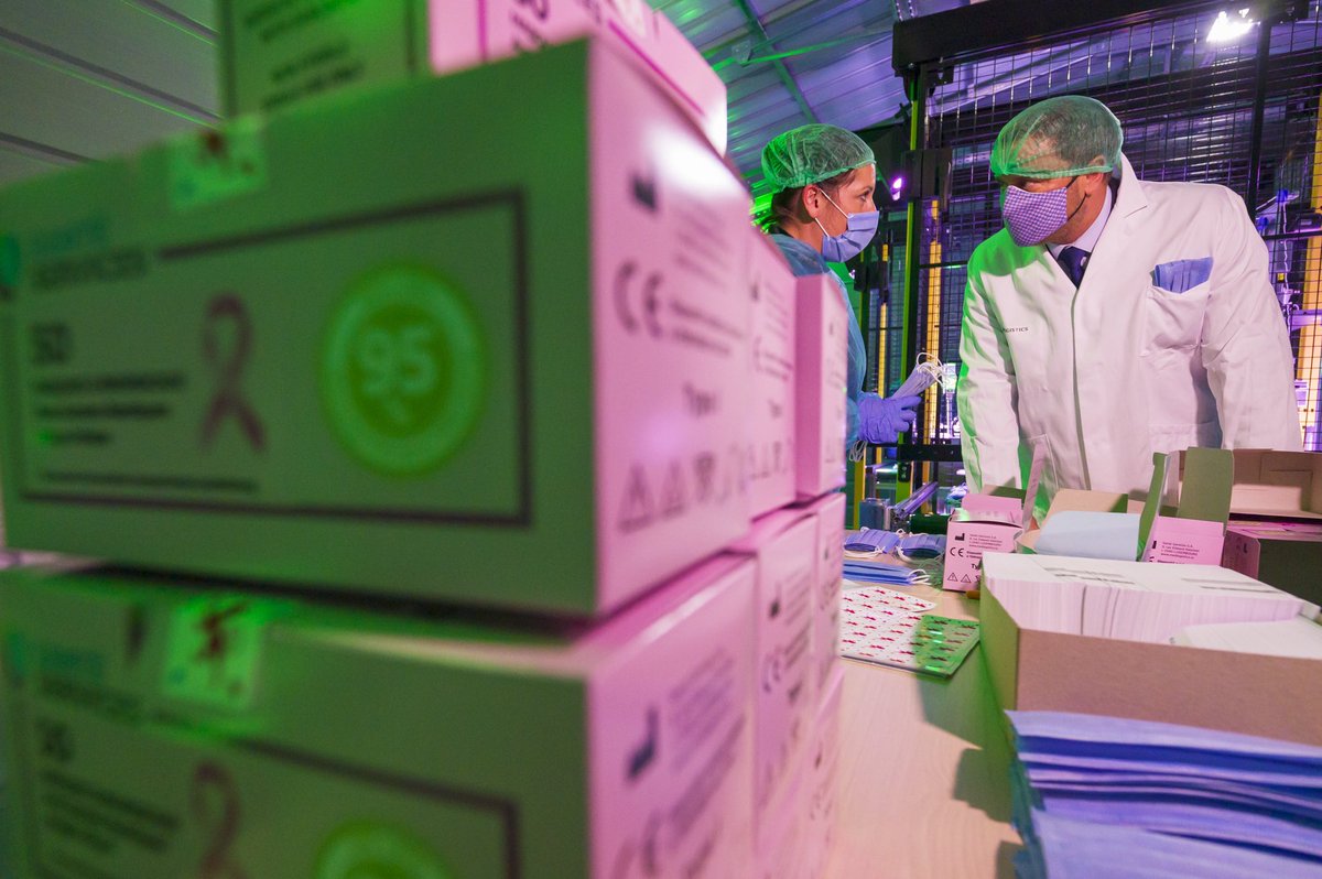 Xavier_Bettel's tweet photo. .@HopitauxSchuman huet mat Innovatioun a Courage reagéiert op en dréngende Besoin u Material. Haut ginn hei 20.000 Masken den Dag produzéiert - net nëmme fir hiren eegene Gebrauch mee fir de ganze Secteur an de grousse Public. #NetOuniMengMask #MadeInLuxembourg https://t.co/sQfnHOh4NJ