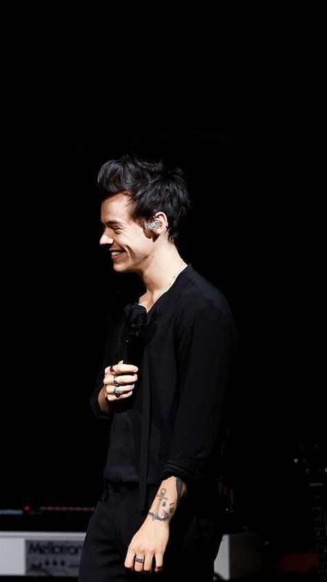 pictures of harry that make me think of the moon (a thread)