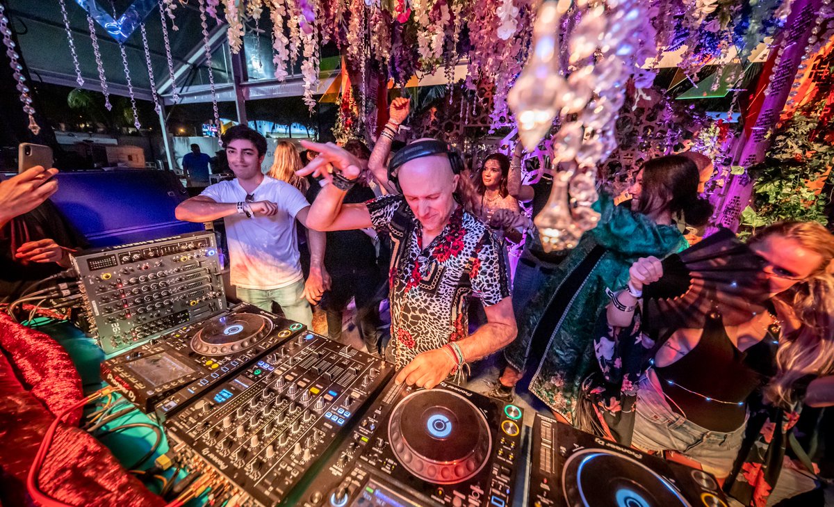 All Day I Dream  has always been a family affair when it comes to the artist community I've brought together. I've decided to make an exception and invite a very guest to play a set for us this weekend. Look out for the announcement and join us on our next All Day I Stream 💙💙