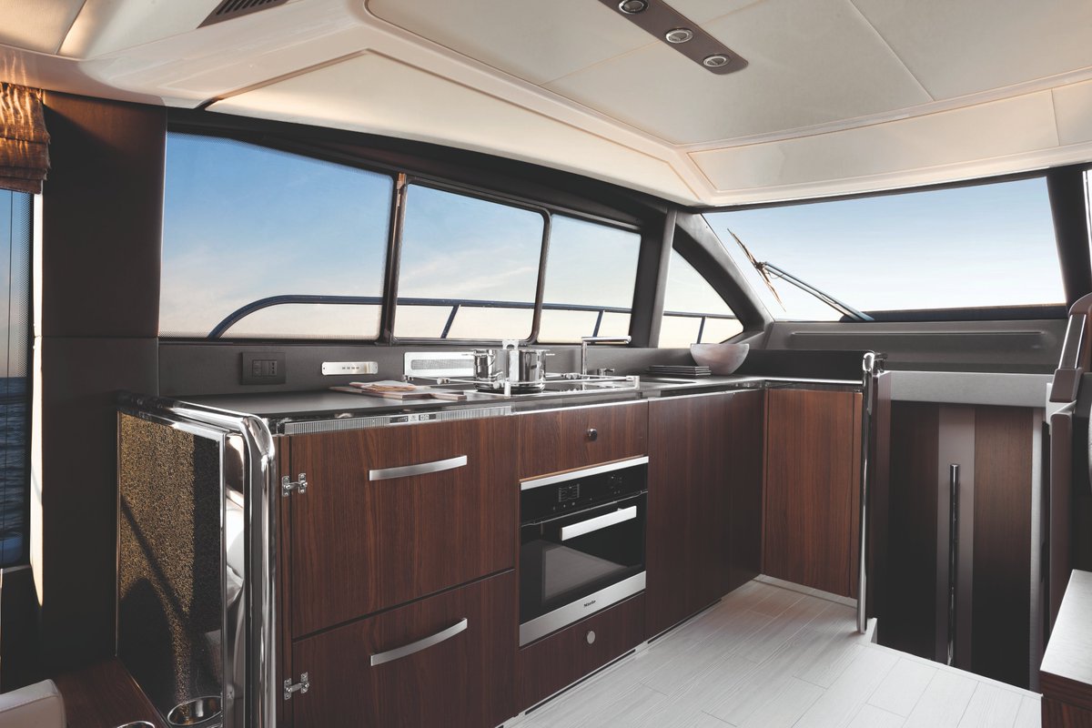 MarineMax's tweet photo. Incoming @Azimut_Yachts ⚓️ 2021 models including this Azimut 50 Flybridge #yacht are on their way. Pre-order today.  https://t.co/AoaYHR6IMY  https://t.co/TTbIL0qBYt