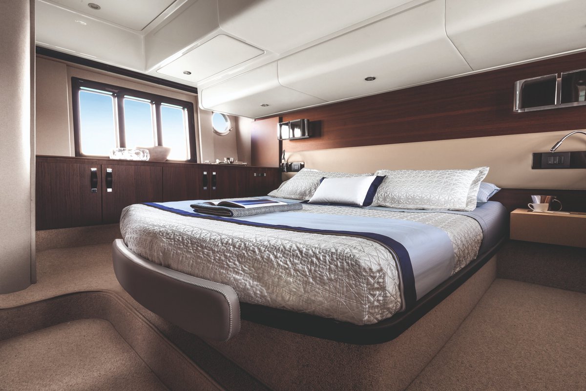 MarineMax's tweet photo. Incoming @Azimut_Yachts ⚓️ 2021 models including this Azimut 50 Flybridge #yacht are on their way. Pre-order today.  https://t.co/AoaYHR6IMY  https://t.co/TTbIL0qBYt