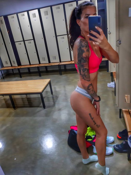 good evening guys. I am back and i am preparing onlyfans for you. enjoy my picture from my favourite