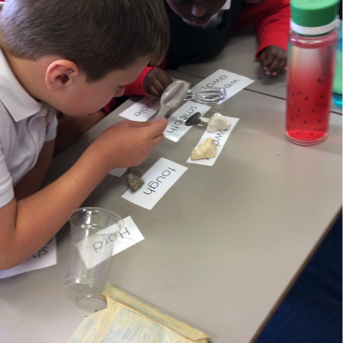 brackprimary's tweet image. 🕵️‍♂️🕵🏽‍♀️ Year 3 being science detectives - starting our topic of Rocks and investigating them and classifying them #primaryfun #primaryscience 🔎