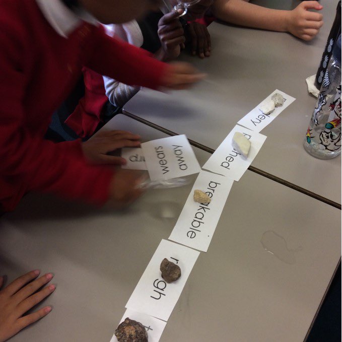 brackprimary's tweet image. 🕵️‍♂️🕵🏽‍♀️ Year 3 being science detectives - starting our topic of Rocks and investigating them and classifying them #primaryfun #primaryscience 🔎
