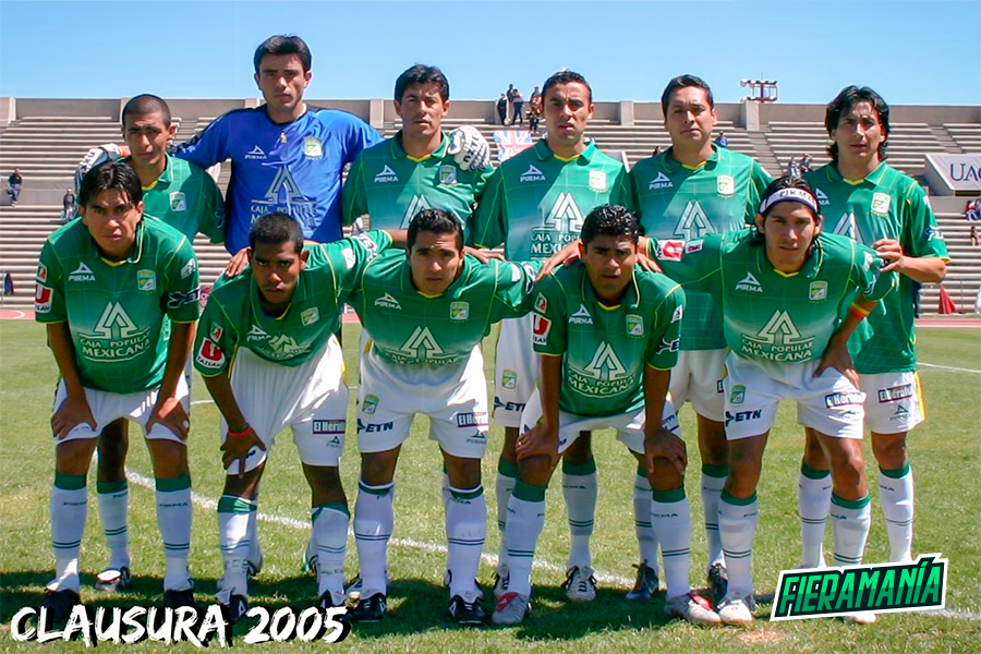 FieramaniaMX's tweet photo. MEMORIAS | Ahí les va una del #BaúlDeLosRecuerdos: Clausura 2005, León visitaba a Cobras en la cancha del Estadio Olímpico de la UACH.

¿Quiénes son los 11 que aparecen en la foto y quién era el DT de la Fiera en aquel entonces? #Fieramanía https://t.co/raBCVxFWK3