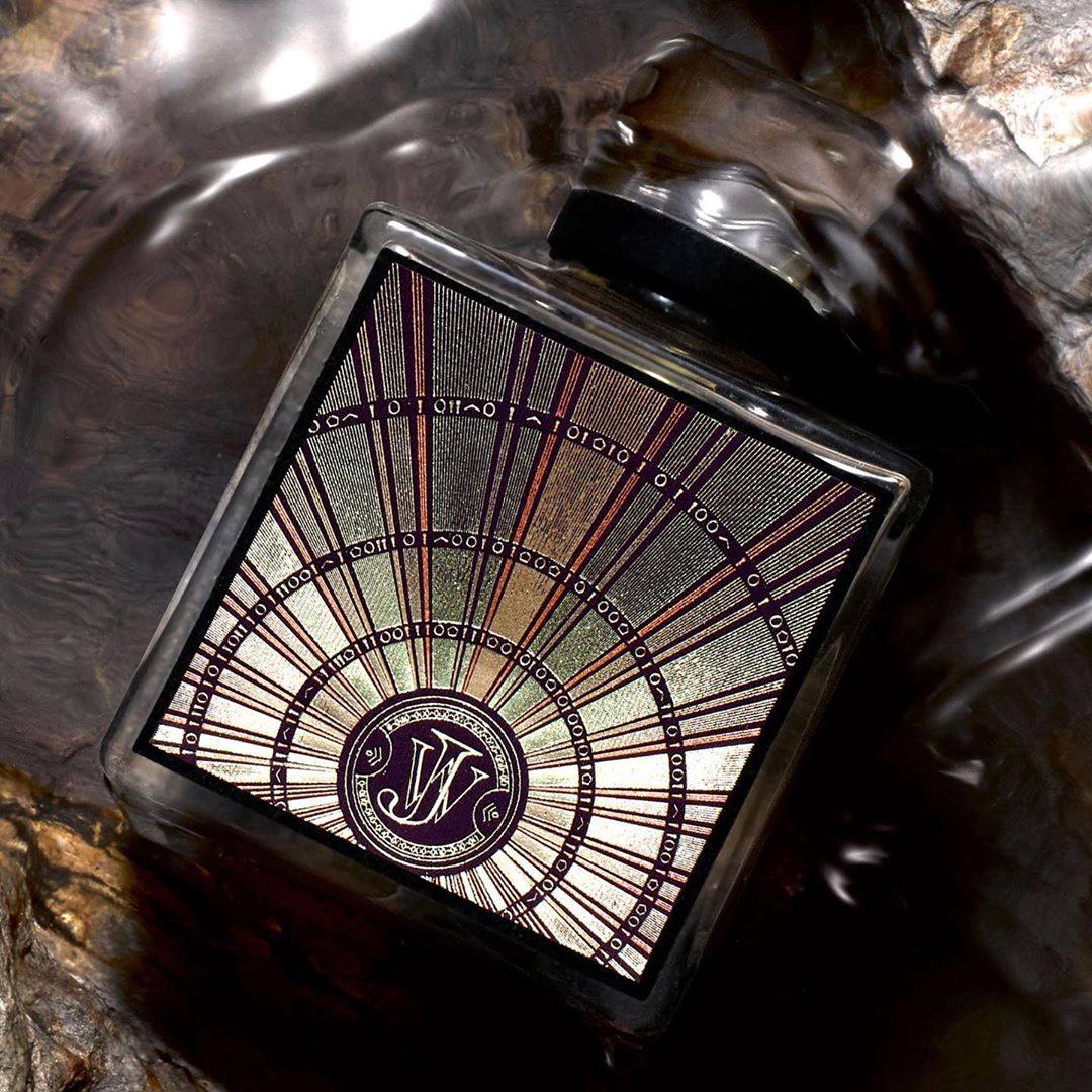 chaddsford124's tweet image. Jonathan Ward packaging with a #ColorplanLabel in the shade Amethyst and a Wire emboss by 
Benwells. Designed by We Made This Ltd