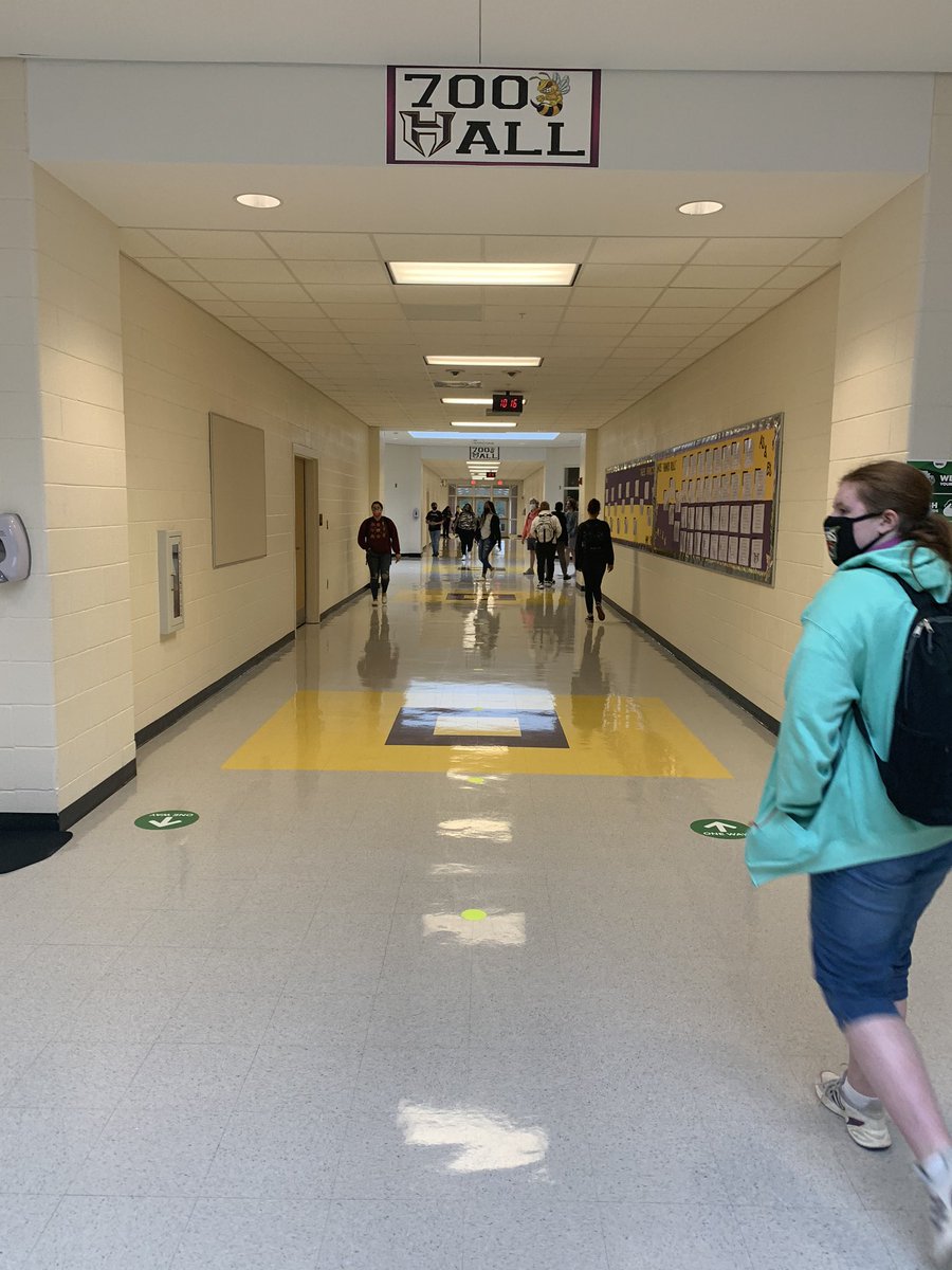 AthleticsHenry's tweet photo. All is well at Hampton HS today with excellent procedures, plenty of staff reinforcing protocols between classes & students eager to get it right to participate in f2f instruction! Love the school spirit & pride! #MaskUpHenry @MartinGore19 @HHS_HCS @HHSswarm @HamptonHighAD1 https://t.co/xm8vsMhRr8