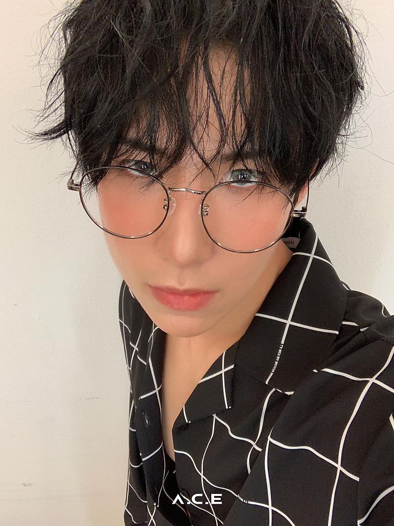 ☆ Kim Sehyoon wearing glasses:a thread↴