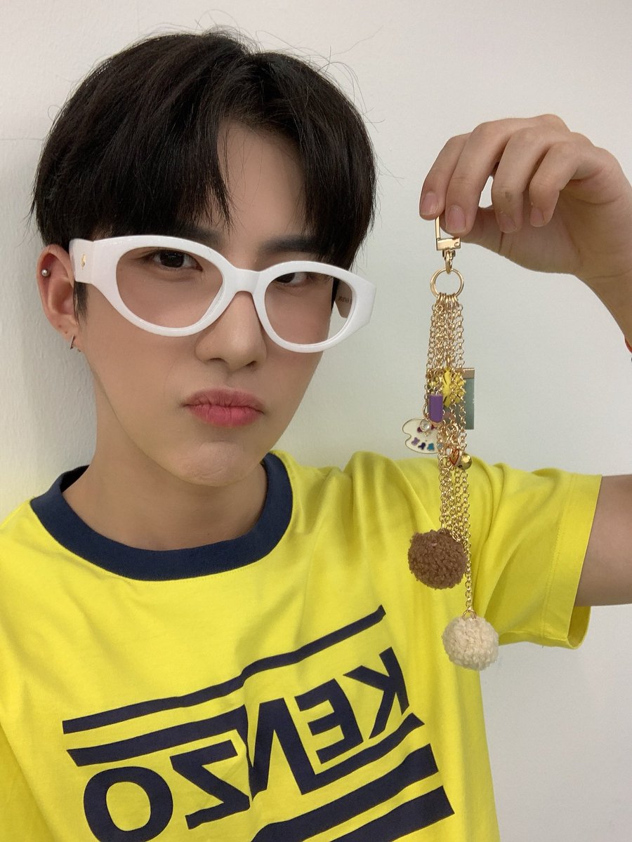 ☆ Kim Sehyoon wearing glasses:a thread↴