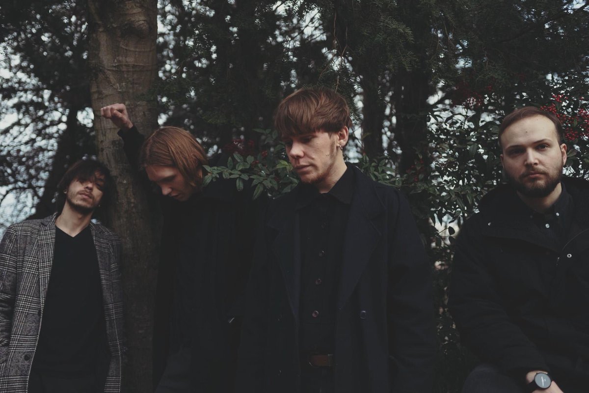 Notre nouveau disque 'Aux Portes de la Nuit' sera disponible le 23 octobre. Nous allons bientôt pouvoir expédier les vinyles, CDs et T-shirts à tous les contributeurs Ulule. Les autres, vous pouvez commander le disque sur BandCamp : vaguesfr.bandcamp.com

≈