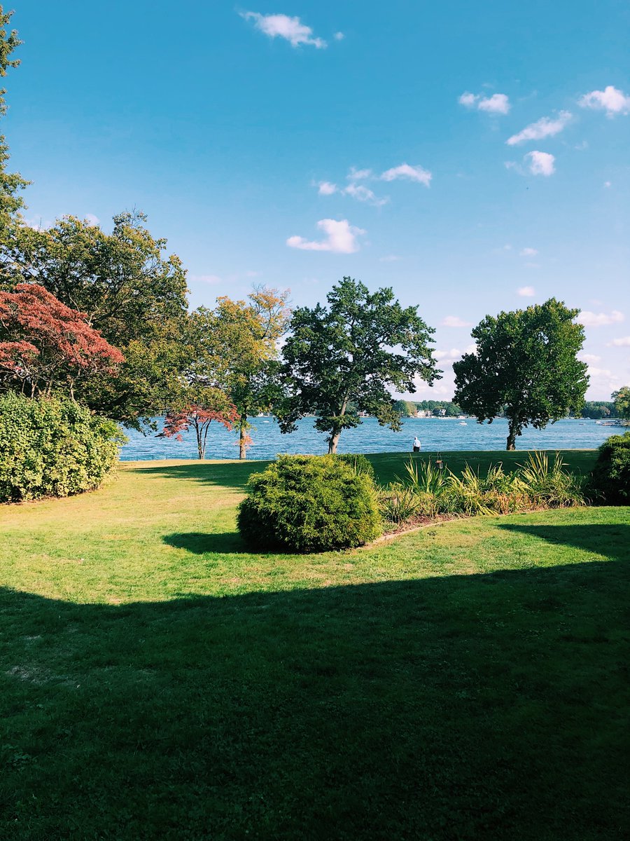 RobertJEvents's tweet photo. Ohio weather isn't always so bad. Beautiful fall wedding from this past weekend at the Tudor House on the Portage Lakes! 🌤️ https://t.co/5vILUQBped