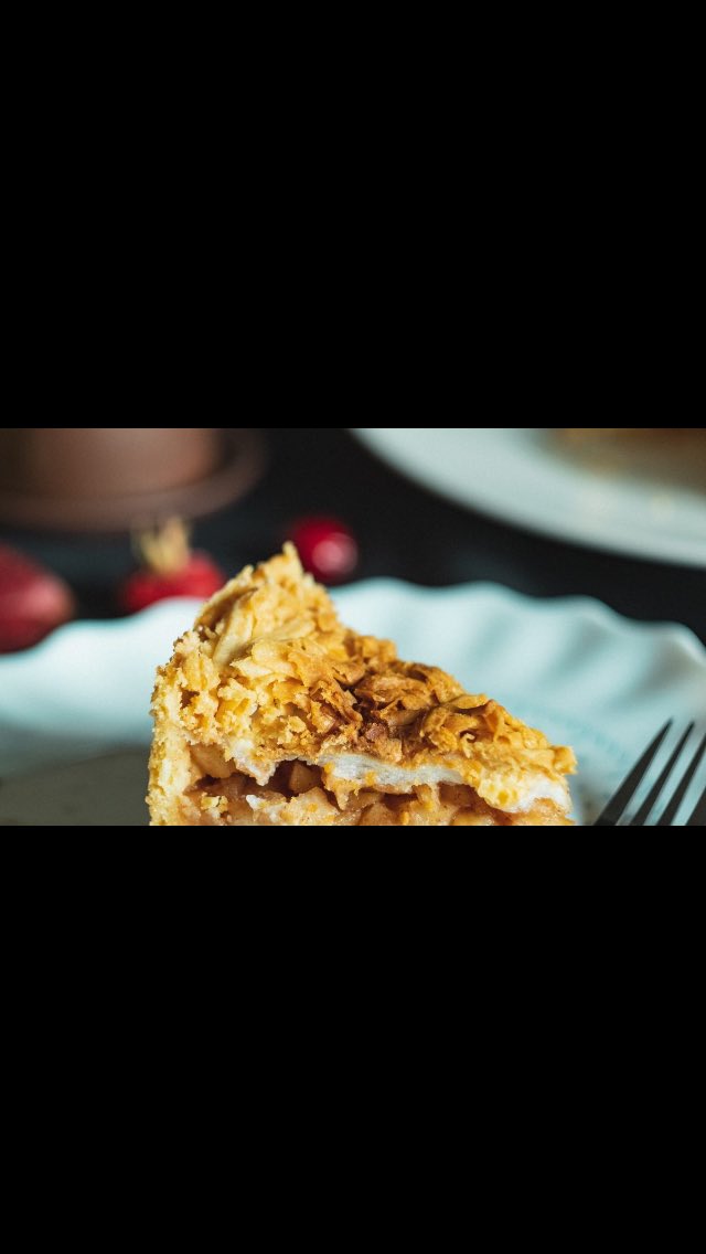 chilterndirect's tweet photo. "Make the most of the abundance of home-grown apples at this time of year with this delicious deep-dish apple pie. Serve with cream, custard or ice cream." View the full recipe here https://t.co/PtifwLVIw1 https://t.co/k5uoiVsJGj
