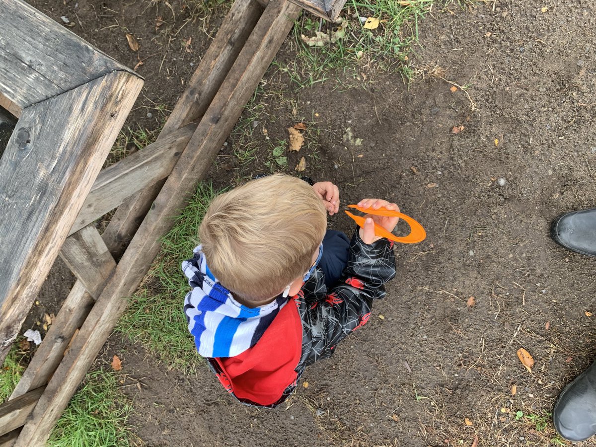 Ms_Ostrom's tweet photo. Magical things happen when we learn outdoors! #outdoorlearning https://t.co/TnXZYKkZrh