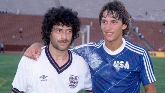 Pérez debuted for the  #USMNT in a 0-0 draw with  on May 30, 1984, and he went on to play for the  at that year’s Summer Olympics in Los Angeles. Here, Hugo is seen with legendary  striker  @GaryLineker, following a 1985 friendly in LA. (2/8)