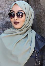 أحبك لأن فيك كل ما تشتهي نفسي.. ويأخذ من رأسي عقلي.. ويضاعف النبض في قلبي..و يرسم الحب على خدي.