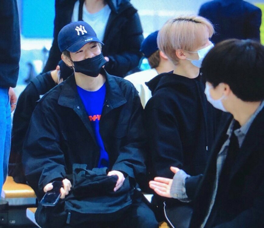 remember when seungmin stole and hid jisungs phone 😭