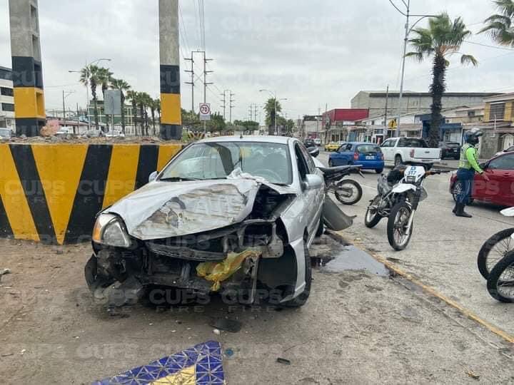 tuiteromovil's tweet photo. #URGENTE: Detienen a varios sujetos en la Av. Francisco de Orellana tras asaltar a una persona y balear su vehículo luego de retirar dinero de un banco en la Cdla. La Garzota, al norte de #Guayaquil.

El auto donde escapaban tuvo un accidente, por lo que fueron detenidos. https://t.co/k2hBv9Ai8t