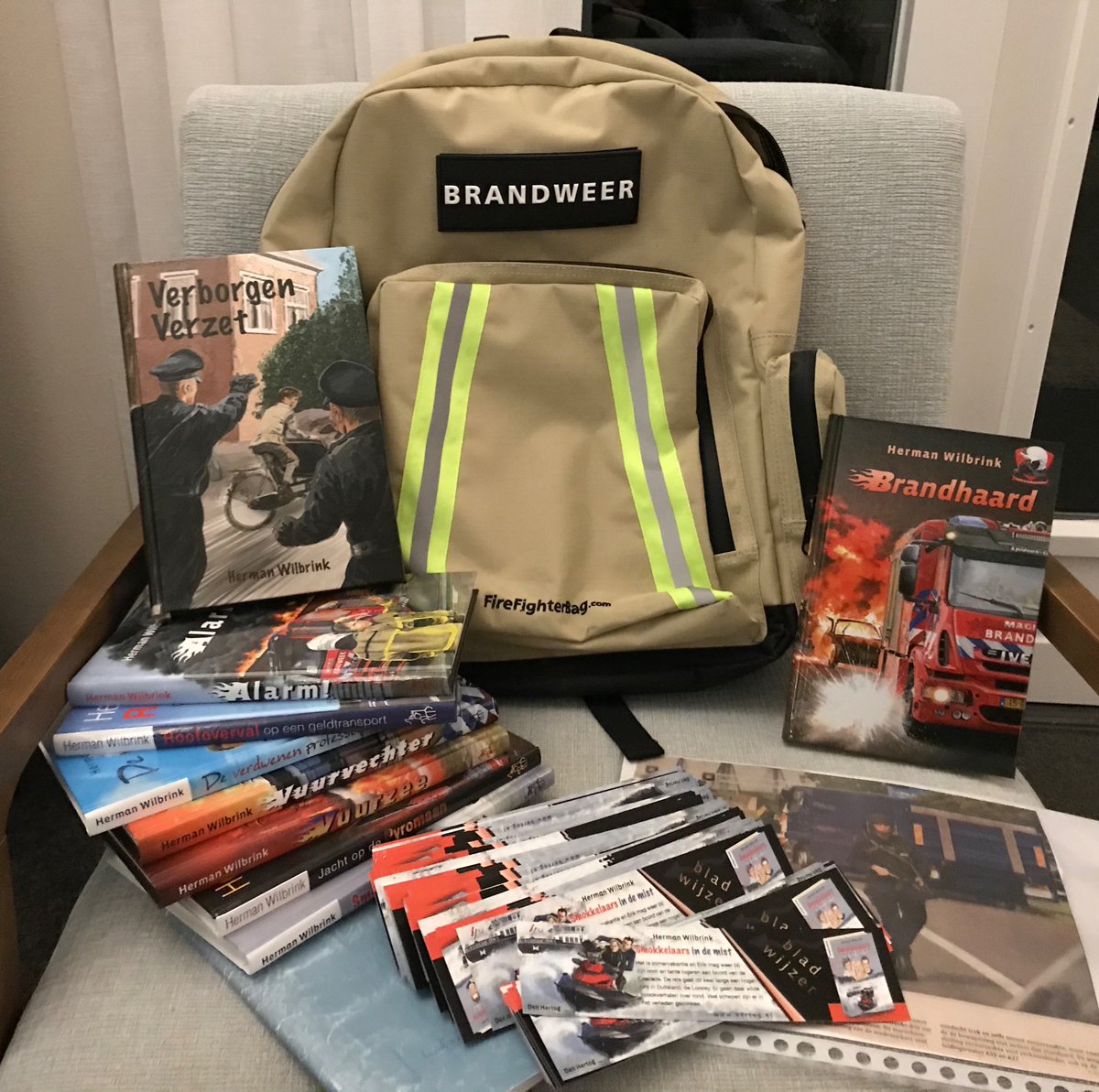 📚#KINDERBOEKENWEEK📚 we trappen morgen meteen af met een presentatie in #Lelystad😃🚒 altijd een feestje! Wil je ook eens naar dit verhaal luisteren, stuur me een mailtje!

Met deze coole tas van <a href="/FireFighterBag/">FireFighterBag.com</a>.com op stap!😃🔥
#boeken #oorlogsboek #brandweer #spanning