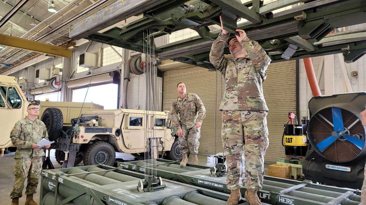 2_18FA_BN's tweet photo. 69TH FSC conducted an informative Leader Development Program (LDP) on the M269 Launcher Loader Module (LM) located on the back of the M270A1's to our Battalions Junior Leaders and NCOs. #MissionReady #StrengthenLeaderDevelopment #ReadyNow #AlwaysReady #ToughasDiamonds https://t.co/e2PC6P8tKS