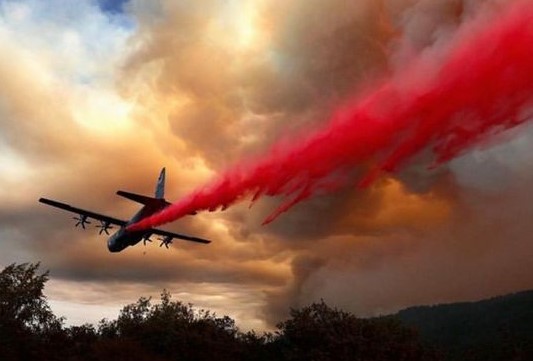 1stAF's tweet photo. Airmen support to #wildfire2020 continues. @usairforce Chief of Staff Gen. Charles Q. Brown, Jr., spoke with @302AirliftWing recently about the DoD, U.S. NORTHCOM retardant drop mission for @NIFC_Fire. Our AFNORTH C-130 #MAFFS crews made 473 drops since July, (28 done yesterday). https://t.co/mLTxobCKfl