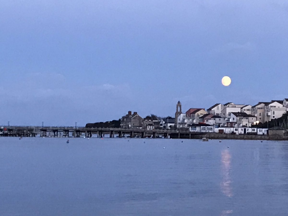 Scobbert's tweet photo. Precursor to the next full #HarvestMoon looking spectacular over #SwanageBay this evening #PeverilPoint it’s been a lovely day in #Dorset @bbcweather @BBCWthrWatchers https://t.co/ToN8i3DkWC