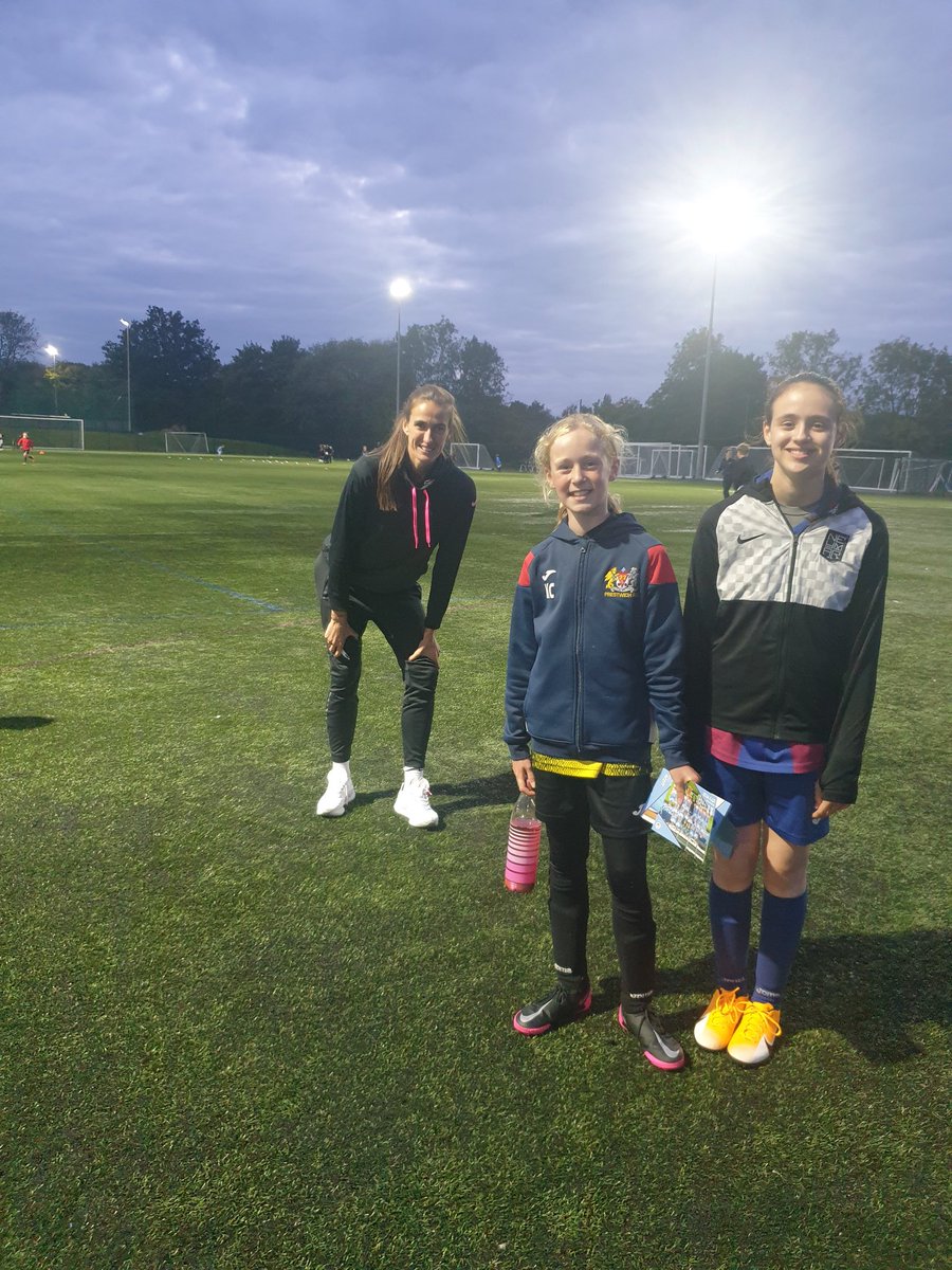 Rachelconnolly4's tweet photo. Tonight some @PrestwichStorm got to train with @lauren__hemp (City womens player) and @JillScottJS8 (City womens and England player) Great experience for the girls and the coaches may have picked up a thing or two aswell 😉⚽️👏👏 well done #Prestwichstorm https://t.co/QzgZSakGwU