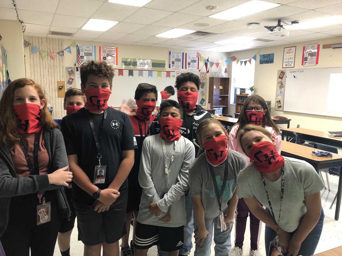 ReadwithRitter's tweet photo. 6th graders LOVE their CHMS gators!!! Thank you PTA! #maskupbackup #theyreallyaresmiling @CHMS_Principal @AimeeMcCarty_ @RCloeCHMS https://t.co/10xHBjPvj4