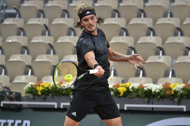 Mené deux manches à zéro, Stefanos Tsitsipas a fini par vaincre Jaume Munar. Le Grec s'est imposé 4-6, 2-6, 6-1, 6-4, 6-4 au 1er tour de Roland-Garros ow.ly/xzr430rcqgP 

#RolandGarros
