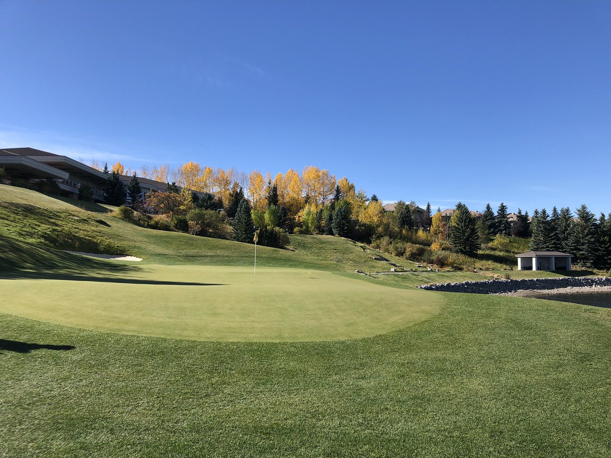 TheGolfBarbie's tweet image. Love the colours of fall but it’s a reminder that my #birdiehunt days are coming to an end soon. First time @HamptonsGolfC - 3 hrs 30 minutes. #luv2golf #nicepace