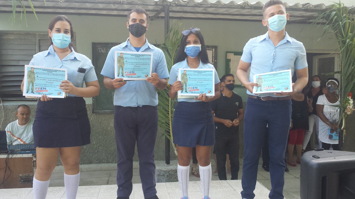 FeemProvincia's tweet photo. Se realiza en el IPU Mártires de Barbados, San Andrés la graduación de 12mo grado cumpliendo todas las medidas higiénicas y se hizo entrega de la distinción Jóvenes por la vida a jóvenes destacados en el enfrentamiento a la Covid-19. #FEEMx50 #FEEMporCuba https://t.co/tHTwQeUEZF