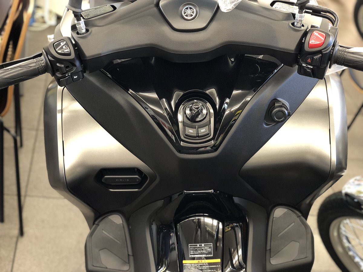 r_samej1ma's tweet photo. 売約済車両も入荷が始まりました✨

ホイールセンターキャップが音叉マークなんですね🙂

トリシティ125/155にもしかして付けられる？？って思ったけど無理でした💃

こちらのカラーは…グレーです！
#トリシティ300 https://t.co/LiDSrMgxF0