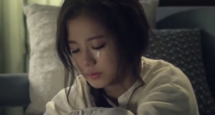 Do you know why  #JISOO   is crying there? Because she's been there, done that. And end up crying.