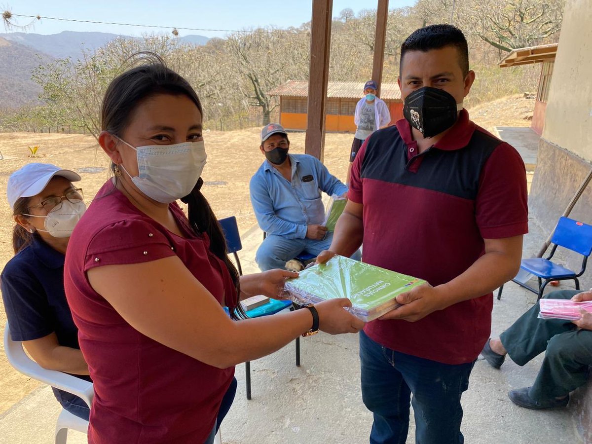 Junto a <a href="/TaniaAlvarezSol/">Tania Alvarez Solano</a>, dialogamos sobre el plan de continuidad educativa con la docente y padres de 14 estudiantes de la escuela Honorina Hidalgo, barrio El Guarapo, Macará - Loja.
La seguridad de la comunidad educativa es primordial. #SíALaEducación
<a href="/monserratcream1/">Monserrat Creamer</a>