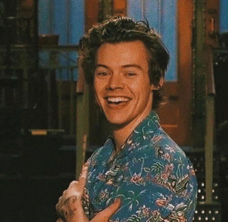about harry: harry is very important to in many ways, his music makes me feel better, makes me smile everytime I hear, makes me express my feelings, makes me dance, its almost like therapy but for free  +