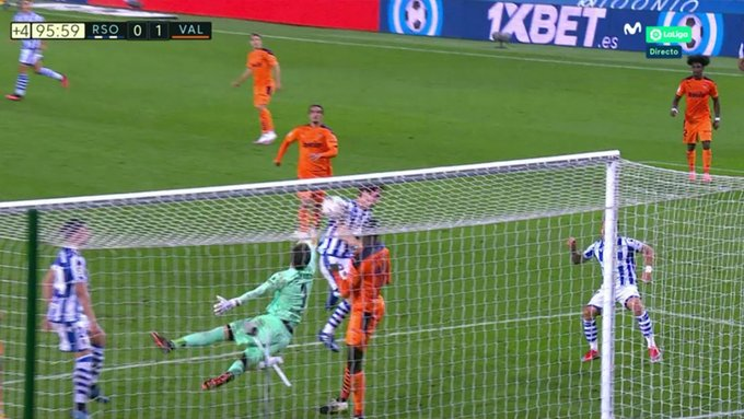 escribano_cesar's tweet photo. Gol anulado a la Real Sociedad. Aplicación directa de las Reglas de juego y no hay nada que interpretar. Por eso el VAR no le indica al árbitro que vaya a verla, simplemente le dice que ha habido manos https://t.co/rT92gwsk71
