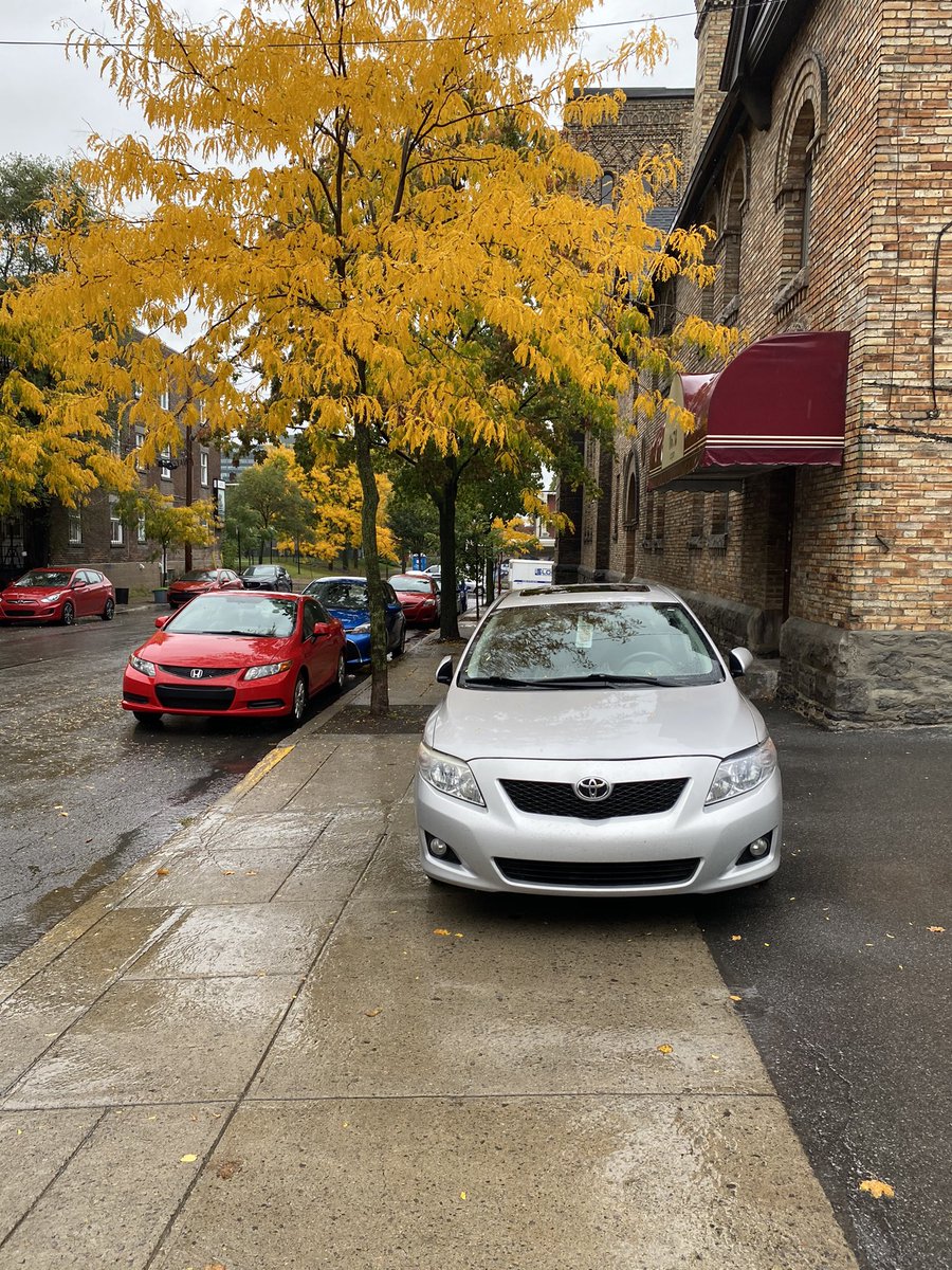 SaviniPhoto's tweet photo. @SPVM @MTL_Ville  on demande aux piétons de respecter un 2m de distance par contre aux automobilistes qui se stationnent sur les trottoirs on ne dit rien et ceux malgré plusieurs plaintes et appel auprès du SPVM et des services de la ville. @Val_Plante ? Une idée ? https://t.co/BMZYO7XpmS