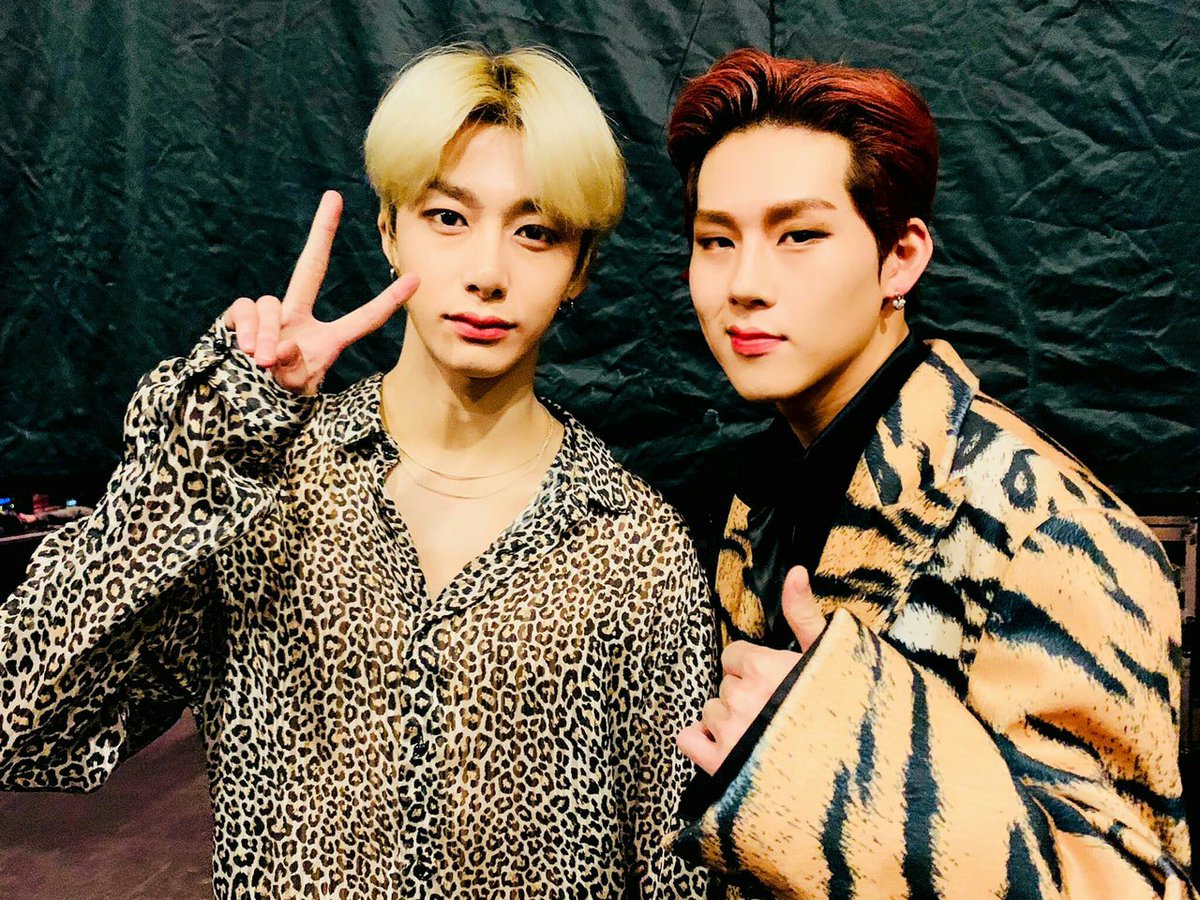 JsMonsta_'s tweet photo. ## 💿 ゞ ¡𝗛𝗢𝗢𝗧! 𝗧𝗛𝗜𝗦 𝗜𝗦 𝗚𝗥𝗔𝗩𝗜𝗧𝗬 𝗫
sᥱvᥱn boys who wıll _ ɑttrɑct you . . .
<𝟮𝟵.𝟬𝟵.𝟮𝟬 — 𝐄𝐕𝐄𝐍𝐓>
#SEBAS🐻 #RENÉ🍓
Tarde pero llegamos al debut de @imcazze_md.
Esperamos atentos para verte en el escenario.
ㅤㅤㅤ➫ #DebutErikaMD
ㅤㅤ➫ #ERROR93 https://t.co/WVibqnq0Ut