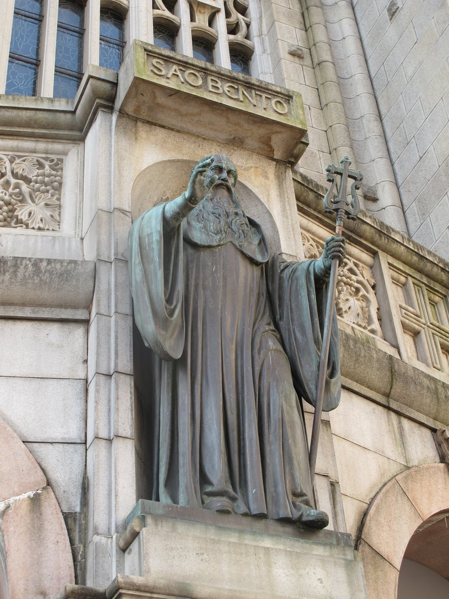 🇧🇷 #SãoPaulo // El Mosteiro de São Bento es un oasis espiritual en pleno centro. En 1598 fue levantado por monjes benedictinos. A pocas cuadras está el Edificio Marinello, que fue el más alto de la ciudad, y el Edificio Altino Arantes o Banespa inspirado en el Empire State de NY.