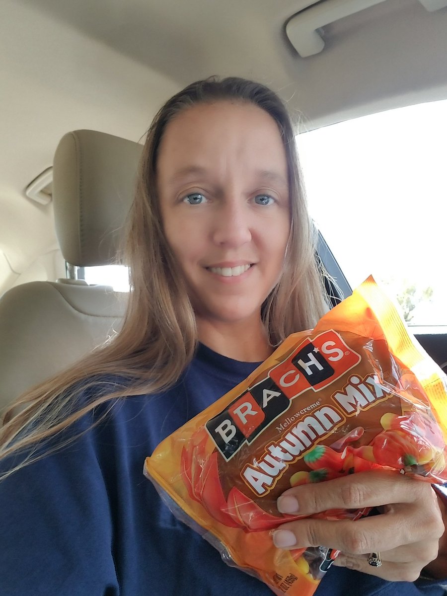 Forrunningoutld's tweet photo. Just to prove I'm not just disrupting for drama sake. I get a bag of my favorite every year. Autumn mix for the win! #Autumnmix @BrachsCandy #candycorn https://t.co/ik6MC6eqyw