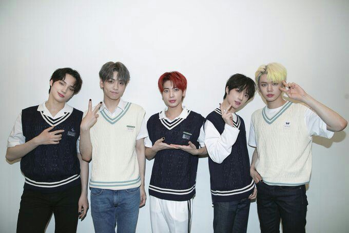 jsent_TXT's tweet photo. One Dream! Hello, we are TOMORROW X TOGETHER

 Gracias por la invitación, hemos quedado fascinados con los colores que tiene su comeback, nos ha encantado todo hasta ahora y esperamos lo mismo de su presentación, suerte!
 @ONEALL_twt

 #ONEALL3CB
 #LetsFlyWithONEALL https://t.co/futIbA36Fl