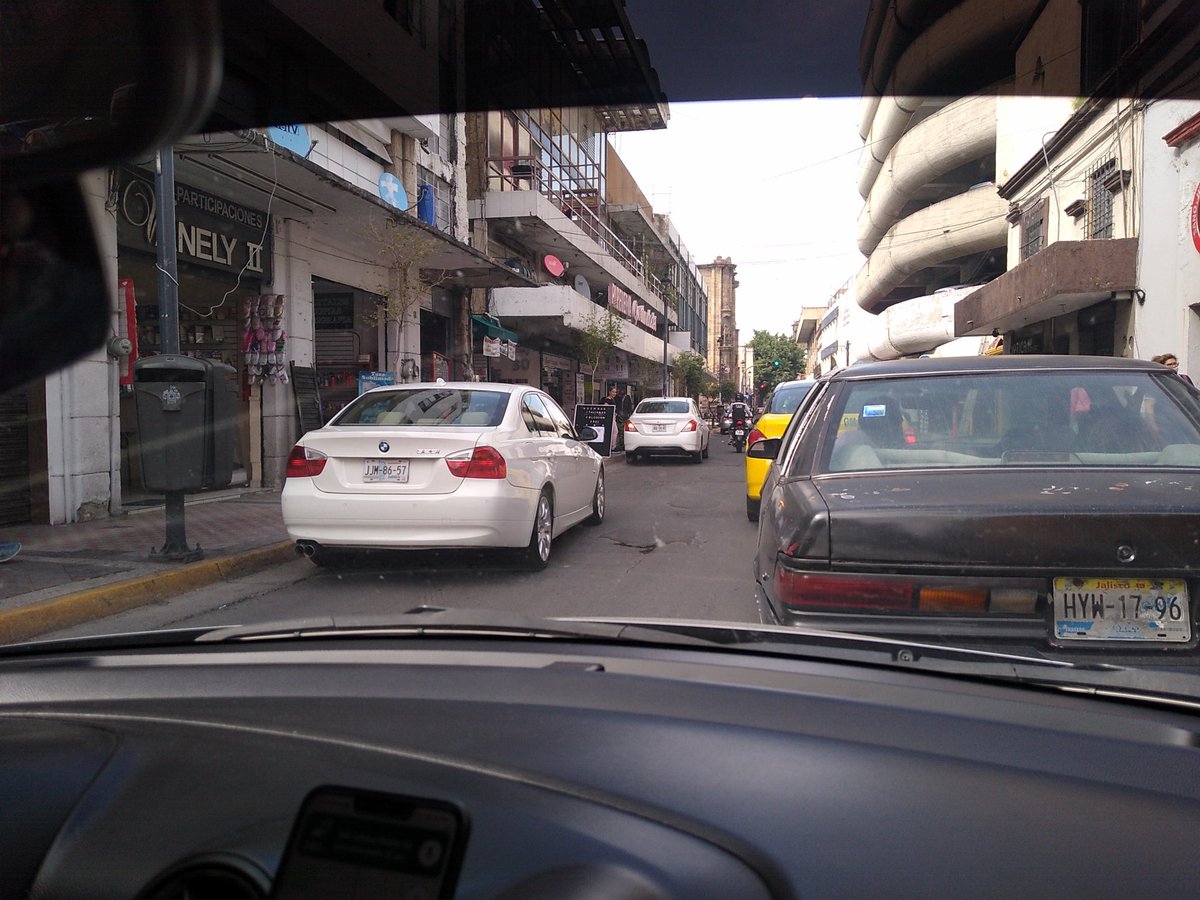 ParamedicoLuis's tweet photo. Del lado derecho excavación, y del lado izquierdo autos estacionados, y más adelante el parabus, una unidad de @GdlMovilidad o de @JaliscoVial para apoyar a retirar los vehículos, Contreras Medellín y Morelos https://t.co/tucikE92NF