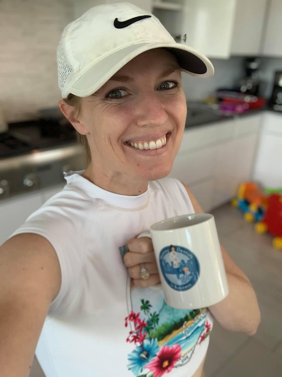 mommydibs's tweet image. ~Coffee in one hand, confidence in the other!~

☕️It’s International #coffeeday, and we all know your cups are full today! Our mommy dentists love their caffeine and their cute MDIB mugs!! #riseandgrind #mdib #⭕️mdib