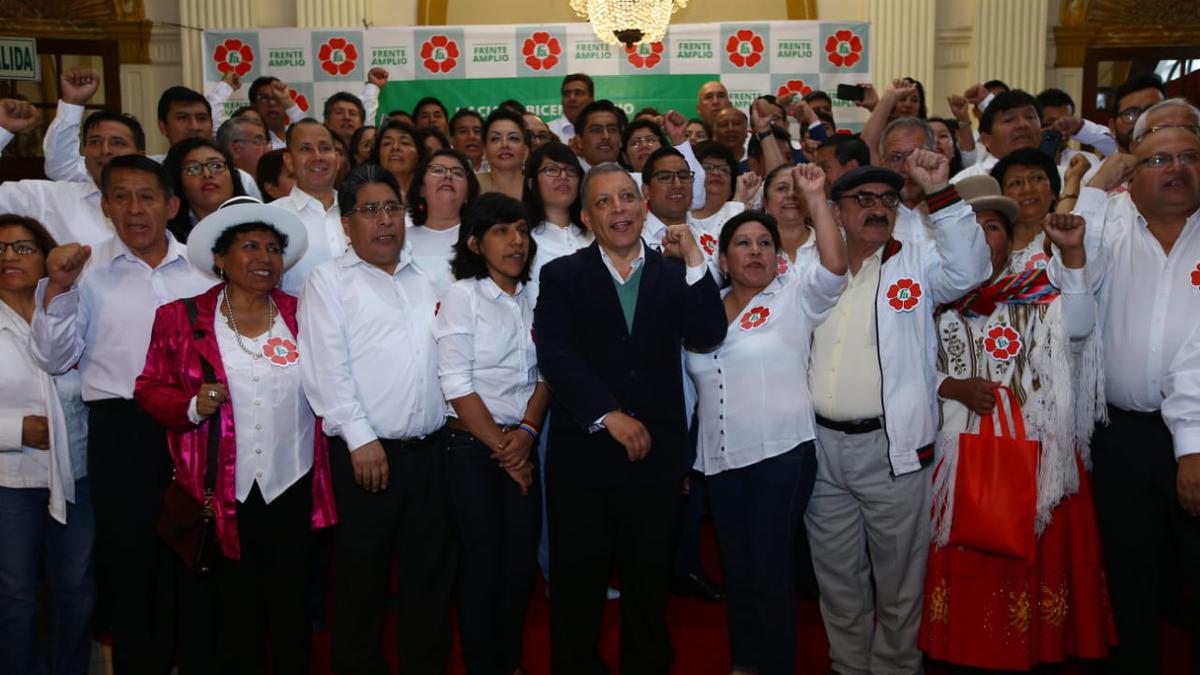 PCajamarquina's tweet photo. En III Congreso del Frente Amplio (FA) se aprobó ratificar la precandidatura presidencial de su líder, Marco Arana Zegarra, informó hoy esa agrupación política. #prensacajamarquina https://t.co/99JAWB2CuH https://t.co/6t5fGEsZxv