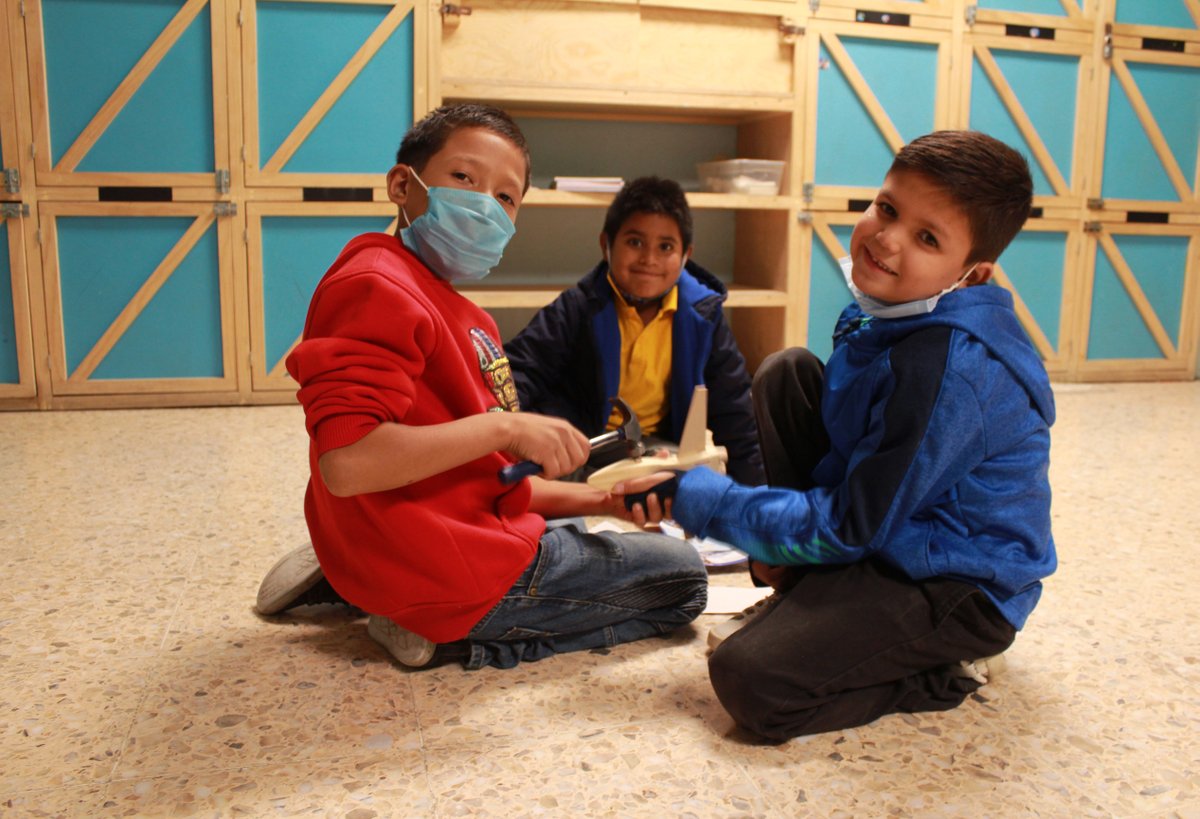 A nuestros niños los hace feliz aprender y jugar por eso sus cuidadoras realizan actividades divertidas para su tiempo libre. Esta vez jugaron a ser carpinteros creando juguetes de madera. 
#forahappychildhood #porunainfanciafeliz #HNE
emmanueljuarez.org