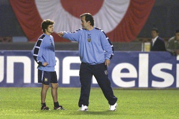MundoBielsa's tweet photo. “Él tenía una obsesión y te la transmitía: quería hacer de vos un mejor futbolista. Todo el tiempo. Desde la palabra, desde los entrenamientos. Y se lo proponía con 25 jugadores. Todos los días quería que fueras mejor, y lo conseguía”. Pablo Aimar https://t.co/FUjOF6Dcnm